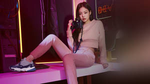 Captivating Jennie Kim In Chic Outfit Wallpaper
