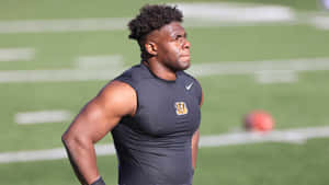 Carl Lawson Concentrating Wallpaper