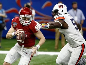 Carl Lawson In Action Against Temple Qb Wallpaper