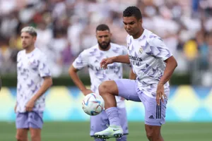 Carlos Casimiro Knee Up Wallpaper