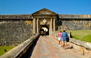 Castillo San Felipe Del Morro Tourists Wallpaper