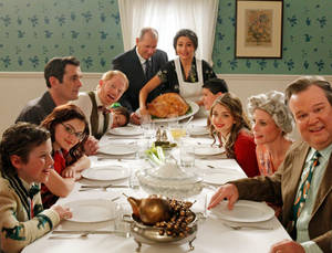 Celebrating A Festive Thanksgiving With The Pritchett-dunphy-tucker Family Wallpaper