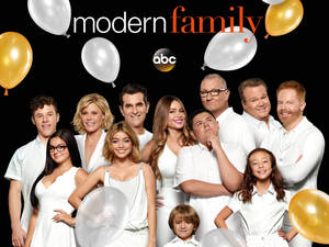 Celebrating Their 10th Season, The Modern Family Cast Reunites! Wallpaper