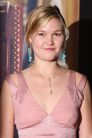 Celebrity Actress Julia Stiles Wallpaper