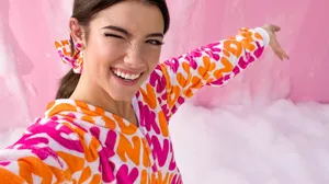 Charli D'amelio Dunkin Donut Wallpaper