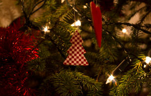 Chic Checkered Christmas Tree Ornament Wallpaper