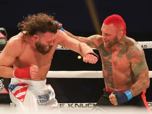 Chris Leben Overhand Right To Quentin Henry Wallpaper