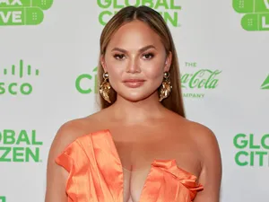 Chrissy Teigen Orange Dress Global Citizen Event Wallpaper