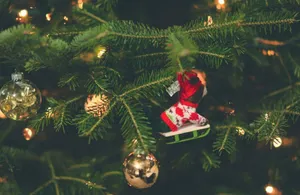 Christmas Aesthetic Computer With Christmas Light Wallpaper