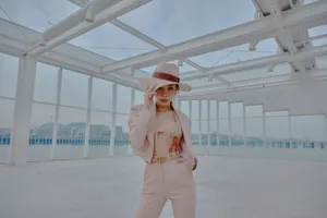 Chungha Cowboy Outfit Wallpaper