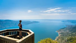 Cima Comer In Lago Di Garda Wallpaper