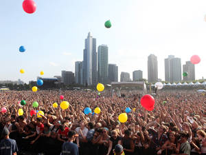 Colorful Balloons In The Sky Against The Vibrant Chicago Skyline At Lollapalooza Wallpaper