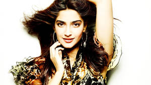 Confident Sonam Kapoor Wallpaper