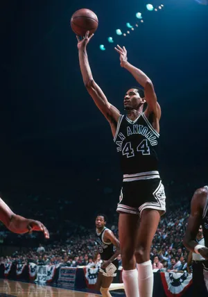 Cool George Gervin Basketball Shooting Wallpaper