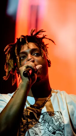 Cool Juice Wrld Singing Wallpaper