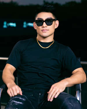 Cool Song Yadong Black Outfit Wallpaper