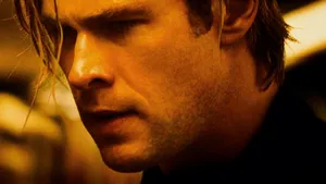 Crisp Lighting Highlights The Handsome Features Of Chris Hemsworth Wallpaper