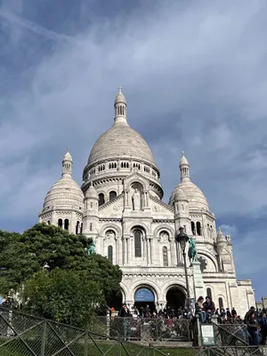 Crowded Sacre Coeur Basilica Wallpaper
