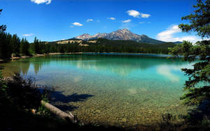 Crystal Blue Lake Scenic Wallpaper