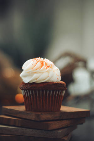 Cupcake On Wooden Coaster Wallpaper