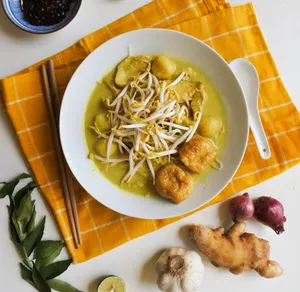 Curry Laksa On Yellow Table Napkin Wallpaper