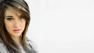 Cute Shailene Woodley Side View Wallpaper