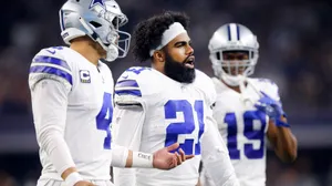 Dallas Cowboys' Ezekiel Elliott Hits A Hurdle Wallpaper