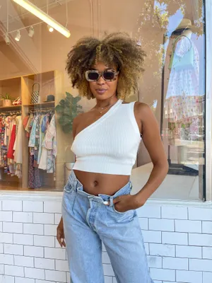 Danileigh Radiates Beauty With Her Long Braided Hairstyle. Wallpaper