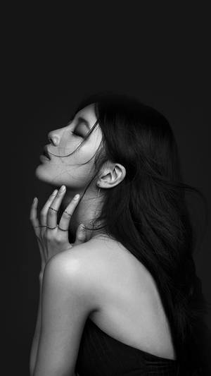 Dark Girl Side-profile Photoshoot Wallpaper