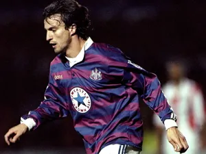 David Ginola Playing Football Photography Wallpaper