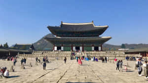 Day Tourists At Gyeongbokgung Palace Wallpaper