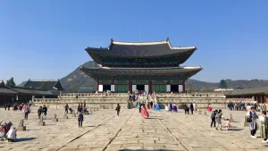 Day Tourists At Gyeongbokgung Palace Wallpaper