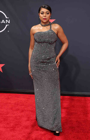 Dazzling In Red - Taraji P Henson At The 2022 Bet Awards Wallpaper