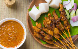 Delectable Chicken Satay On A Rustic Wooden Bowl Wallpaper