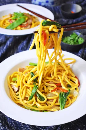 Delectable Stir-fried Hokkien Mee Showcasing A Mix Of Vibrant Ingredients Wallpaper
