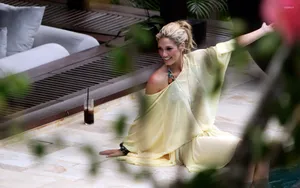 Delta Goodrem Smilingin Yellow Dress Wallpaper