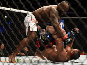 Derrick Lewis Grappling Opponent Wallpaper