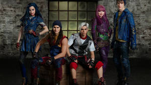 Descendants 2 Characters In Window Wallpaper