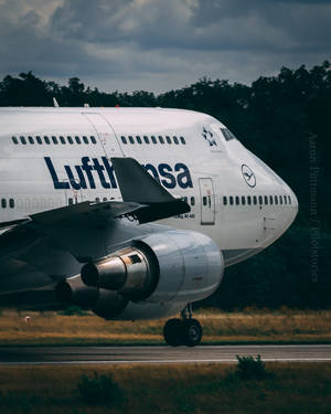 Deutsche Lufthansa Plane Aesthetic Wallpaper