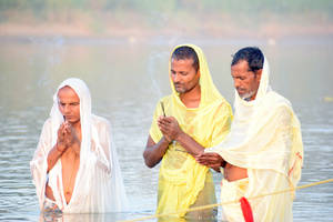 Devotees Engaged In Prayer During Chhath Puja Wallpaper