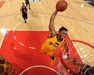 Donovan Mitchell Dunk Wallpaper