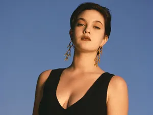 Drew Barrymore Short Hair Wallpaper