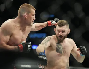 Dustin Jacoby Punching Michal Oleksiejczuk Wallpaper