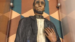 Eerie American Folk Art Statue Wallpaper