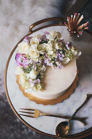 Elegant Floral Wedding Cake Wallpaper
