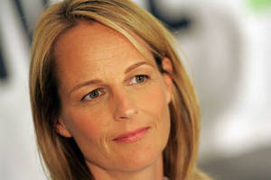 Elegant Helen Hunt Flaunting Her Magnificent Hairdo Wallpaper