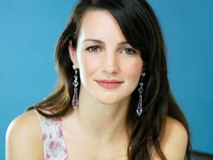 Elegant Kristin Davis Posing In Stylish Red Dress Wallpaper