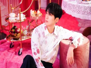 Elegant Manin Floral Shirt Wallpaper