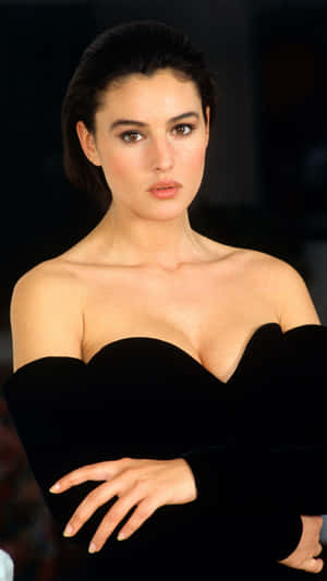Elegant Portrait Monica Bellucci Wallpaper