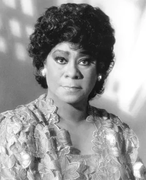 Elegant Portraitof Ruth Brown Wallpaper